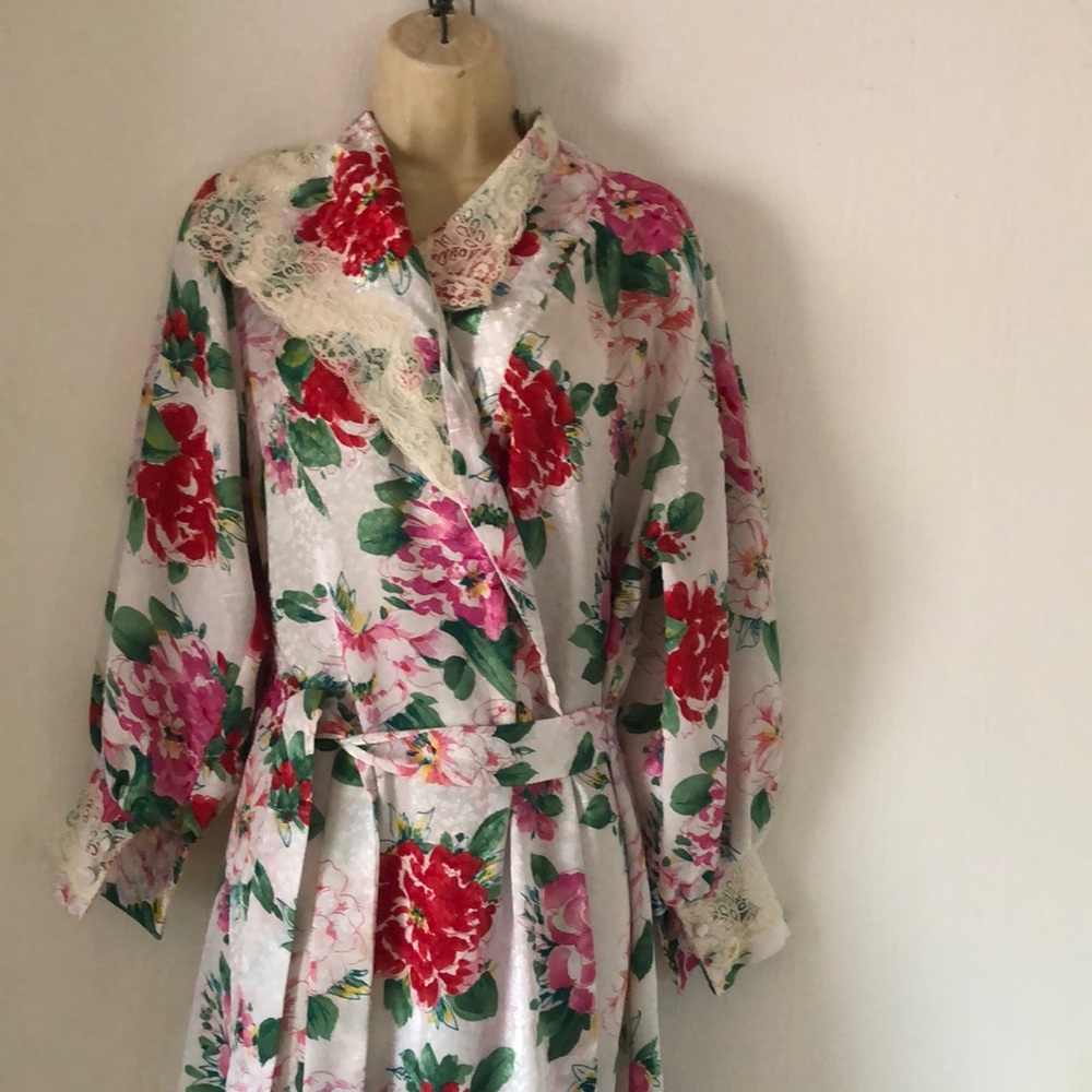 Woman’s rare fall Victorian floral VTG Gold label Victoria’s Secret lace robe